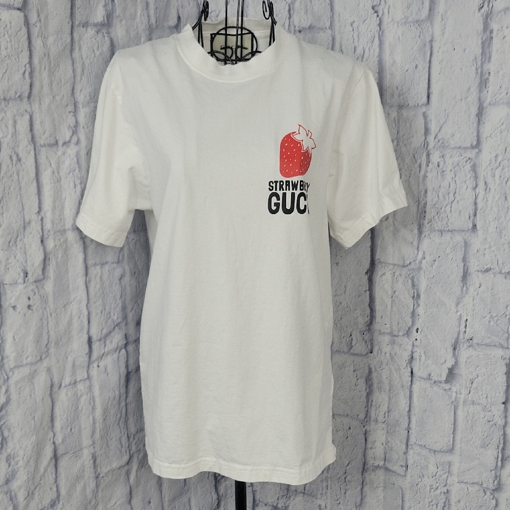Gucci Strawberry Graphic T-Shirt Made In Italy White Tee Chest 36" Length‎ 26"